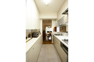 使い勝手はそのままに、袖壁を抜いて、ダイニング側と楽しくおしゃべりのできるキッチンに