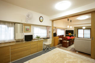 収納力たっぷりの統一感のあるデスク