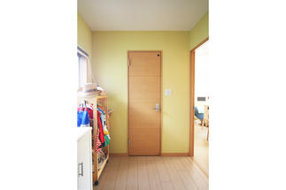 お客様を明るくお出迎えするライムイエローのホール