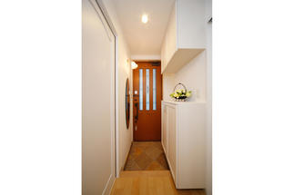 子世帯玄関：現場でタイルの組み合わせを確認しながら一緒に作り上げた玄関