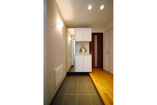 親世帯玄関：落ち着きのあるお迎え空間