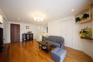 親世帯：照明の工夫で、温かみと落ち着きのある空間に