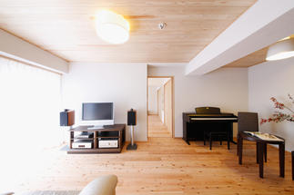 国産材を床・壁・天井に使用した香りが共用廊下まで