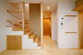 住まいの気配と光を縦につなぐ階段