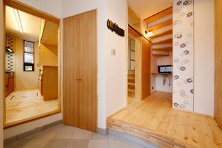 大好きなタイルを玄関のアクセントに