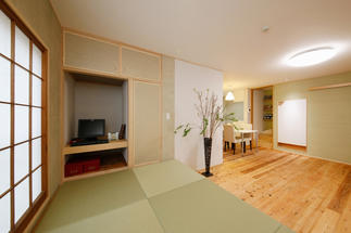 洋間リビングにとけこむ畳収納の「和コーナー」