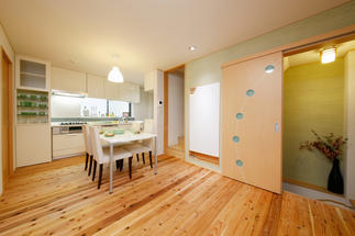 質感や色の異なる仕上げ材で空間にメリハリ