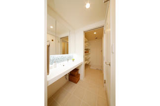 収納つきの脱衣室を設けて、お子様の将来にも配慮