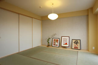 凛とした空気感を和紙の壁紙が作ります