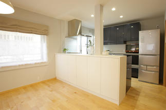 フルの対面式キッチンにして、ご夫婦の会話もスムーズに