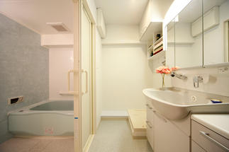 ケアのことも考えて、水周りはスッキリと