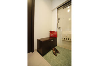 造作のベンチ収納で脱ぎ履きしやすく