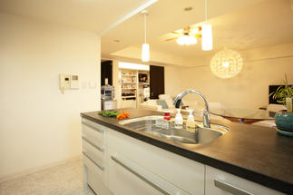 LDKでひと際存在感を放つセラミックトップ。繊細で味わい深い表情を織りなしキッチンを個性的に☆