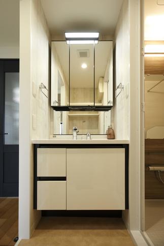 間口ピッタリに納めた高級感のある洗面台