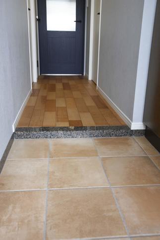 明るい色合いが暖かく出迎えてくれる玄関に