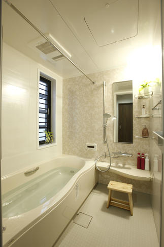 清潔感あふれるユニットバス