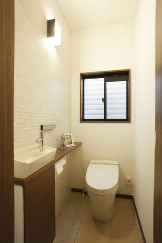さりげないタイル使いが印象的なトイレ