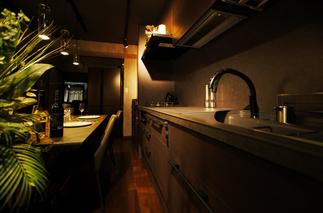 ブラックで統一した「見せたくなる」キッチン