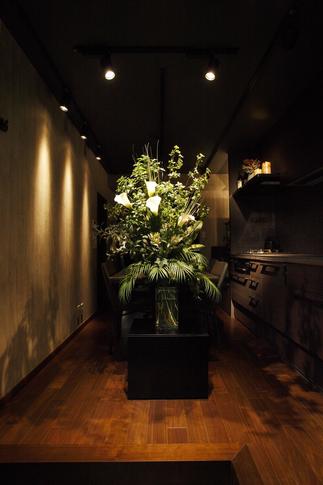 訪れる人を驚かせる装花