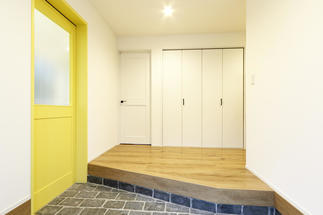 ■光が差し込まない閉鎖的な空間をカラー計画で明るく■