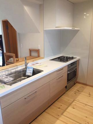 家族とコミュニケーションが図れる対面キッチンへ