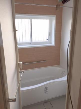 昔ながらのタイルの浴室から、最新のシステムバスへ