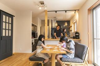 ■ネイビーのタイルが印象的なキッチン■