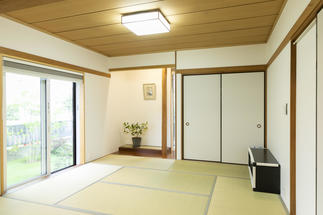 明るく広々とした和室へ
