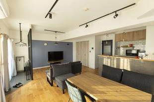 〈相模原市〉自然素材×お気に入りのカラー。インナーテラスのある暮らし