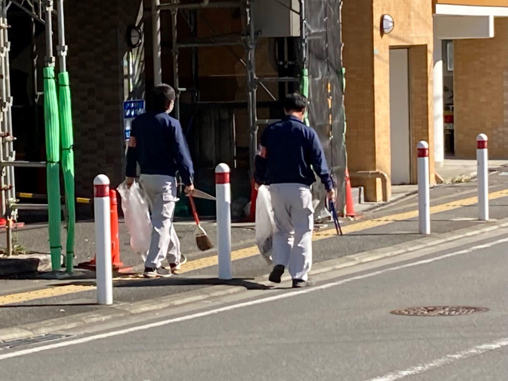 地域清掃re 男性二人.JPG