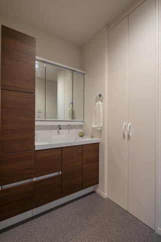 収納たっぷりな洗面室