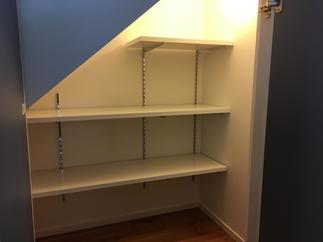 階段下収納に可動棚造作