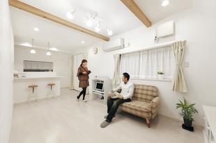 漆喰壁の質感が素敵な白い空間、タイルやアーチで優しさをプラス