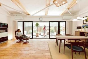 窓を大きく、天井を高く、開放的に漆喰や無垢材の心地よさも満喫。