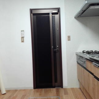 勝手口に網戸を取り付け　風通しのよいお部屋に