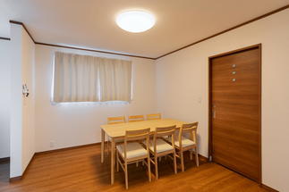 大家族のテーブル・チェアーも広々と置けるダイニング