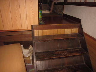 中2階から2階への階段（工事前）