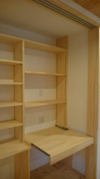 造作カップボードのスライド作業台