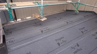 参照：アスファルトルーフィングを敷いた状態の屋根下地