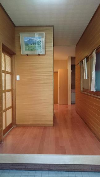 玄関ホールから勝手口ホールを望む