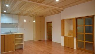 リビングからダイニングスペースを望む