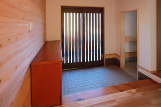 立派な靴箱・玄関框（かまち）・柱はそのまま残し、暖かみのある玄関