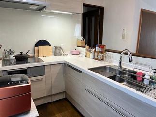 下がり壁をなくしてダイニングと天井がつながったオープンキッチンにアレスタを