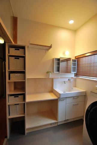 用途に合わせた造作収納で使い勝手の良い洗面脱衣室