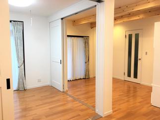 必要に応じてリビングを仕切る2枚引込戸