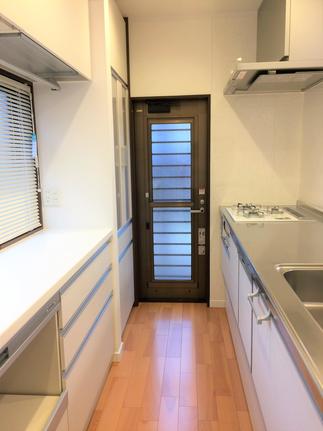 ホワイトで統一された清潔感あふれるキッチン