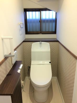 アクセントクロスで高級感あるトイレ空間