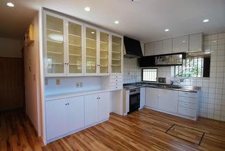 既存の食器棚をキッチンと同じホワイトに塗装して、新品のような仕上がりに♪