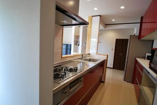 収納力たっぷりの対面式キッチン