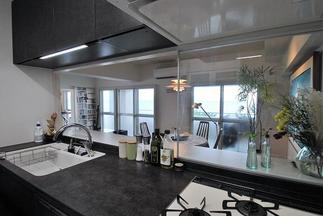 海の景色を眺めながら料理を楽しむ